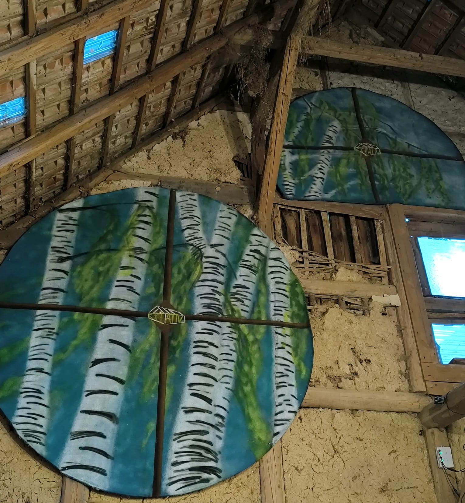 Große Rundgemälde mit Birkenmotiv in der Kreativscheune