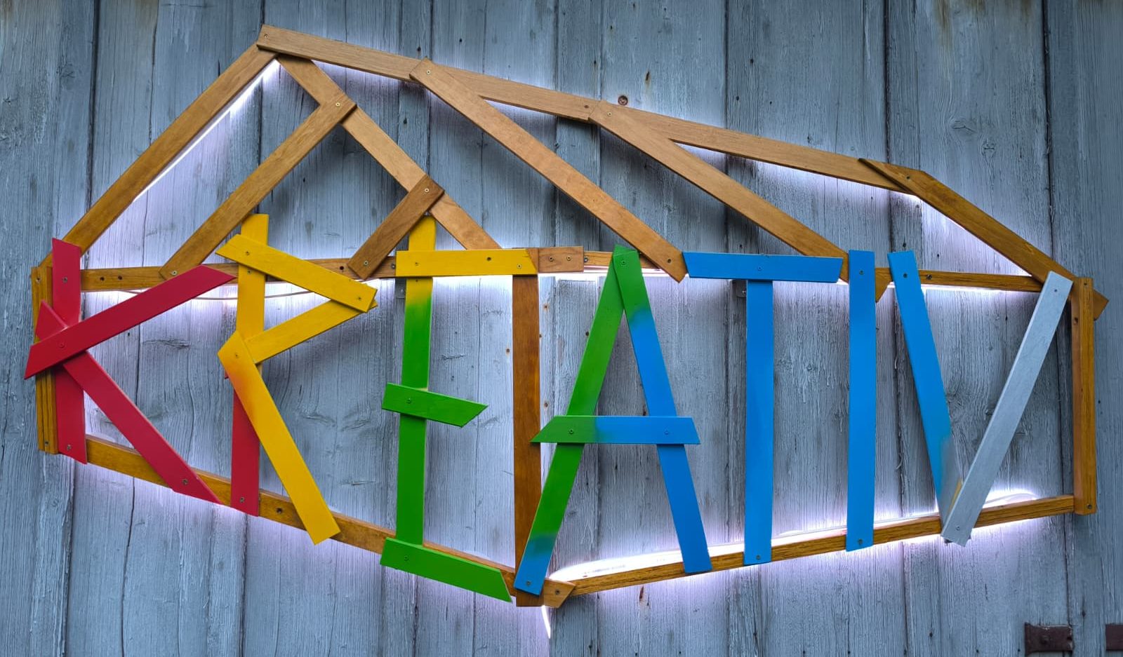 Eingangsschild der Kreativscheune im warmen Licht